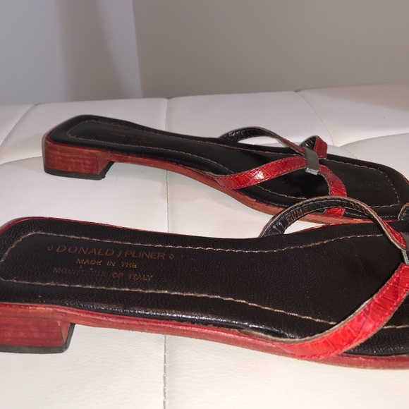 Donald J  Pliners Slides - Picture 2 of 6